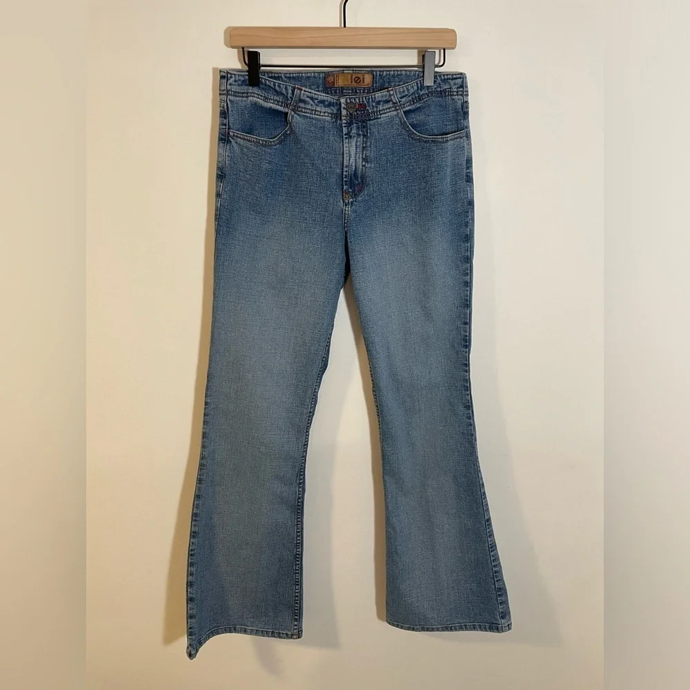 Vintage LEI Throwback Denim Jeans Flare Leg Size 11 Lighter Wash Y2K